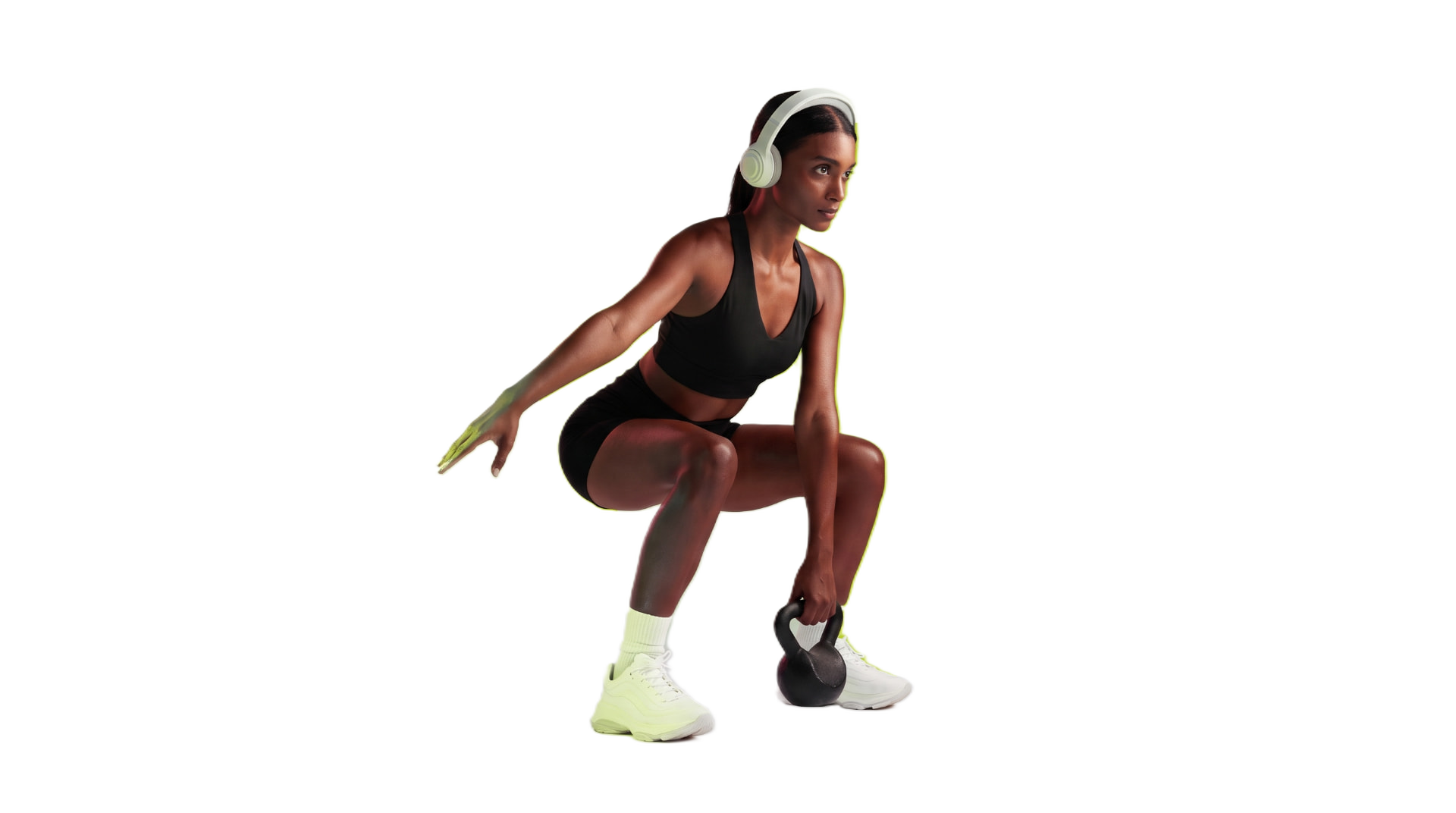 Atleta Single Body com fones de ouvido agachada segurando um kettlebell diante do símbolo da marca